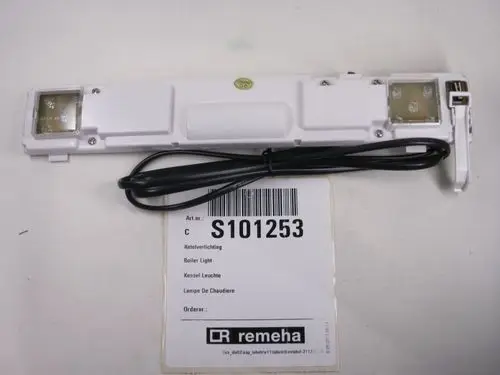 Innenbeleuchtungseinheit mit Verkablung von Remeha, ausgestattet mit zwei Lichtquellen und einem Anschlusskabel, montierbar, mit etiketierten Artikelinformationen.